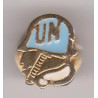 Pin's Buste à col blanc Casque bleu O.N.U.
