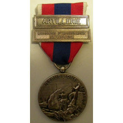 Médaille Défense Nationale "Argent" 1er Type mate + agraphes "Artillerie" et "M.A.E." 1er Type