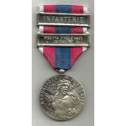 Médaille Défense Nationale "Argent" 2ème Type brillant + agraphes "Infanterie" et "M.A.E." 2ème Type
