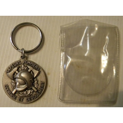 porte-clefs pompier en uniforme