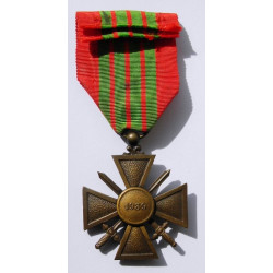 Croix de guerre 1939 avec 2 étoiles de bronze et 1 étoile d'or