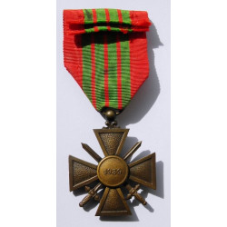 Croix de guerre 1939 avec 2 étoiles de bronze et 1 étoile d'or