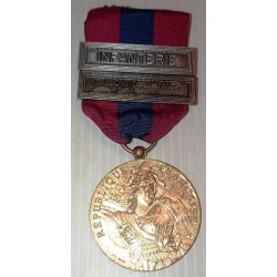 Médaille Défense Nationale "Bronze" 2ème Type doré + agraphes "Infanterie" et "M.A.E." 1er Type
