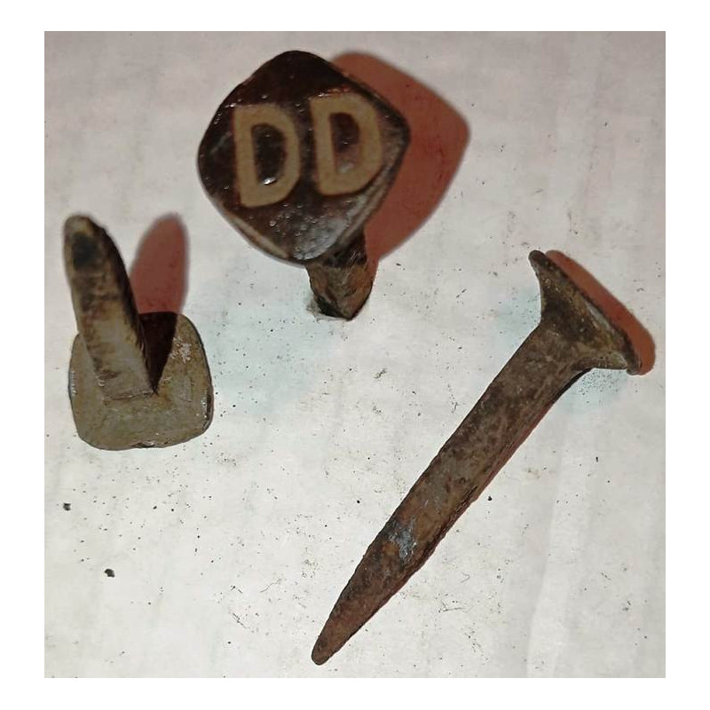 Clou d'Identification fabricant de traverse "DD" : Atelier Privé De Dietrich à Reichshoffen / Bas-Rhin