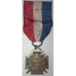 Montage médaille non-officielle d'époque de l'insigne de Journée du Poilu Argent 1915 - Dos : 25-26 Décembre