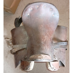 Selle de cheval complète avec Sangles, Etriers et porte-sabre Modèle 1874 - Cavalerie Armée Française WW1 - 1915