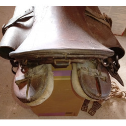 Selle de cheval complète avec Sangles, Etriers et porte-sabre Modèle 1874 - Cavalerie Armée Française WW1 - 1915