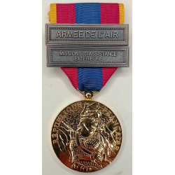 Médaille Défense Nationale "Or" 2ème Type brillant + agraphes "Armée de l'Air" et "M.A.E." 1er Type