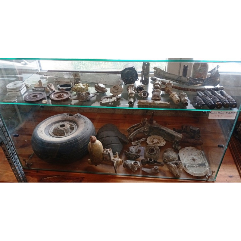 Ensemble d'Artefacts du Crash d'un Avion de Chasse Focke-Wulf 190 A8 - Aviation Allemande WW2 Ensemble d'Artefacts du Crash d'un Avion de Chasse Focke-Wulf 190 A8 - Aviation Allemande WW2