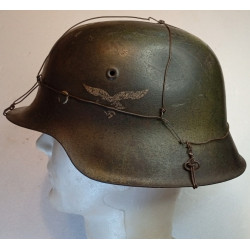 Casque Luftwaffe Modèle 1942 avec Insigne camouflé 3 tons Normandie et grillagé - Jus Combat intouché WW2