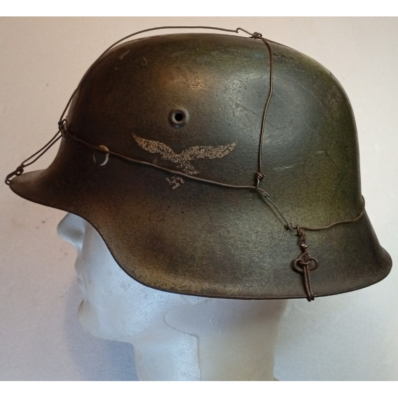 Casque Luftwaffe Modèle 1942 avec Insigne camouflé 3 tons Normandie et grillagé - Jus Combat intouché WW2
