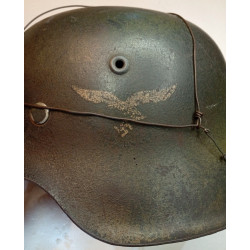 Casque Luftwaffe Modèle 1942 avec Insigne camouflé 3 tons Normandie et grillagé - Jus Combat intouché WW2