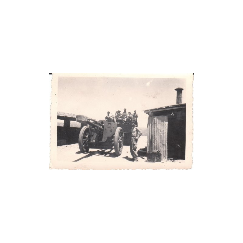 Photo soldats avec un camion tirant un canon