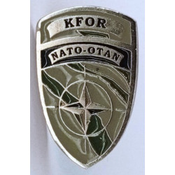 Pin's de calot "KFOR NATO-OTAN" - Opération Trident au Kosovo