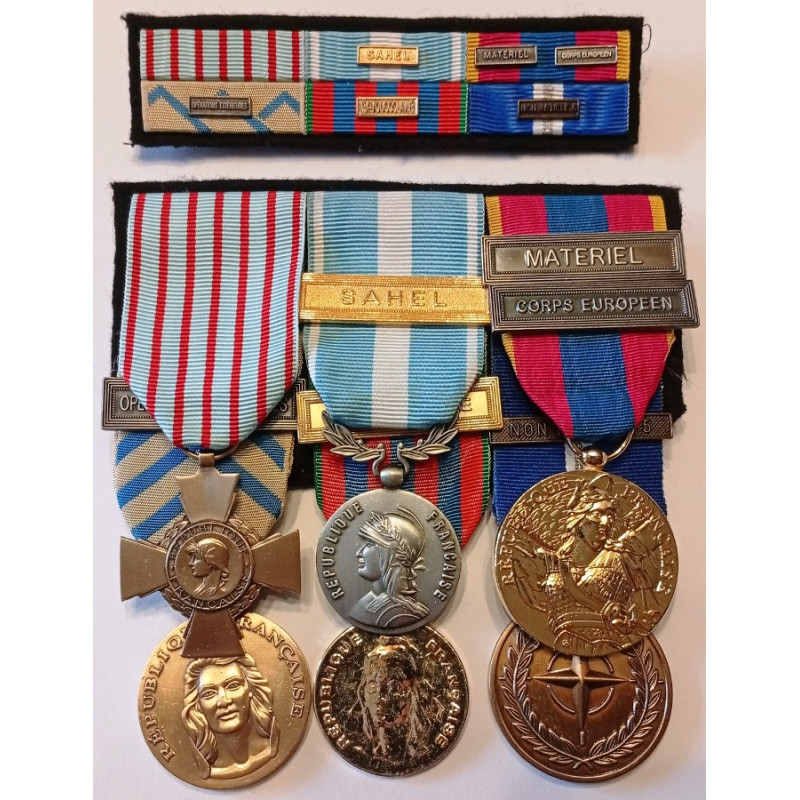 Placard de 6 Médailles et son placard de 6 rappels - Matériel / Corps européen - Guerres Kosovo et Sahel