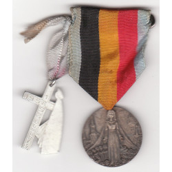 Médaille du Diocèse de Besançon à Lourdes + insigne du centenaire de Lourdes